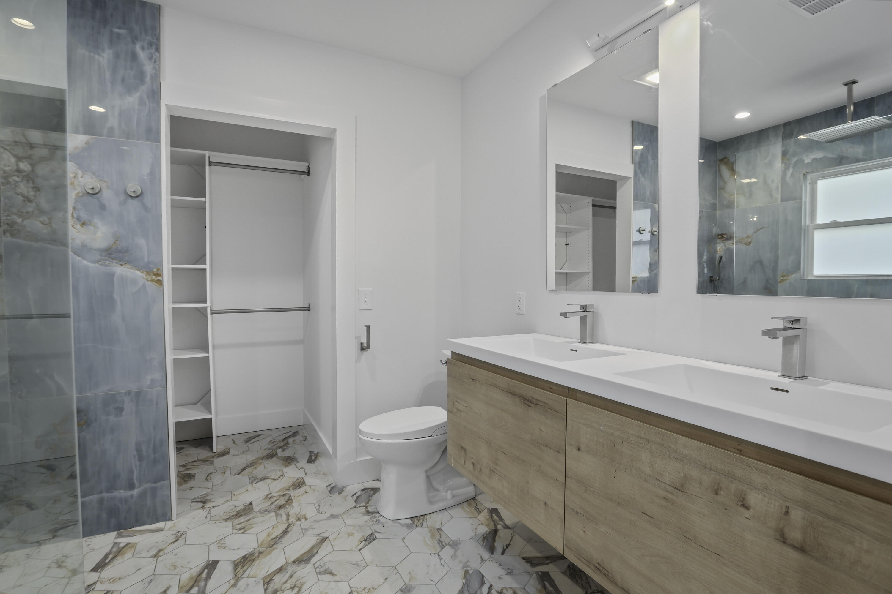 127 Simons Street Charleston, SC 29403 - Photo 28 of 41 Interior