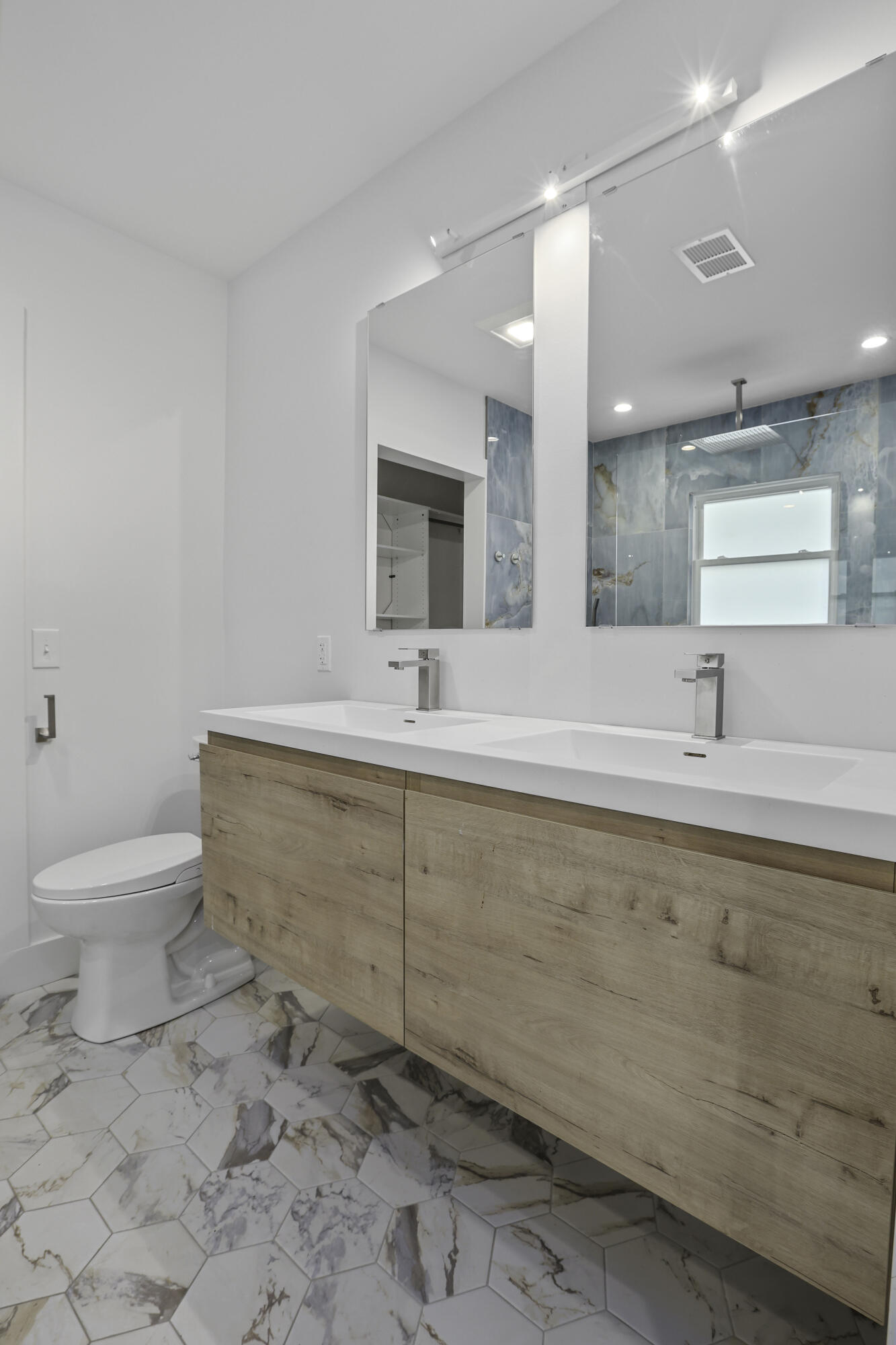 127 Simons Street Charleston, SC 29403 - Photo 29 of 41 Interior
