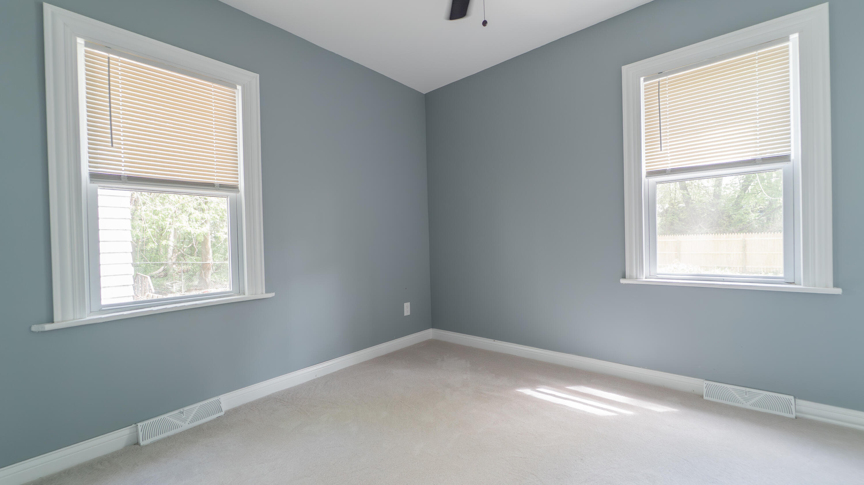 855 Fayette Street Gary, IN 46403 - Photo 17 of 25 an empty room with a window
