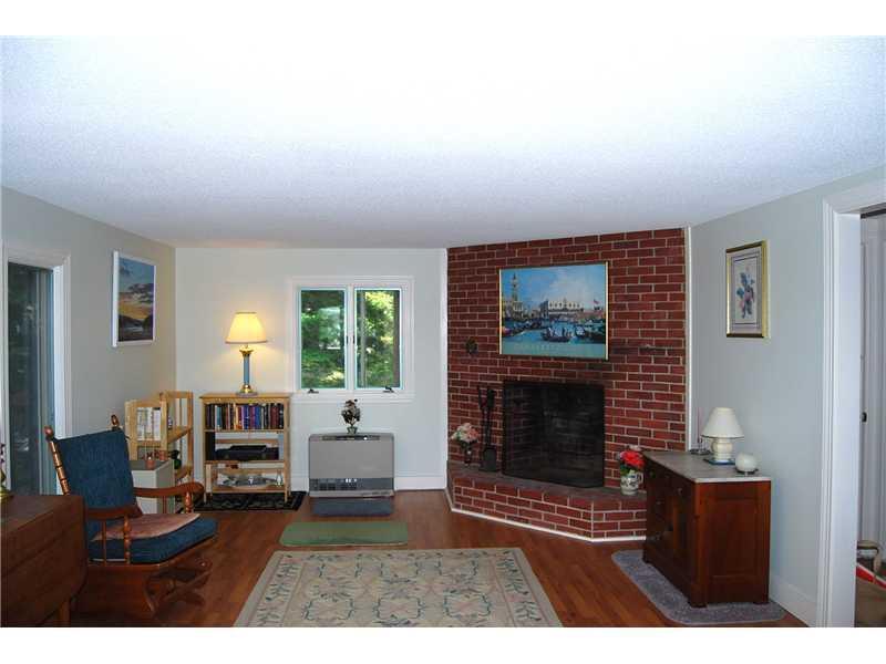 11 Shipley Road South Bristol, ME 04568 - Photo 8 of 15 Living Room.