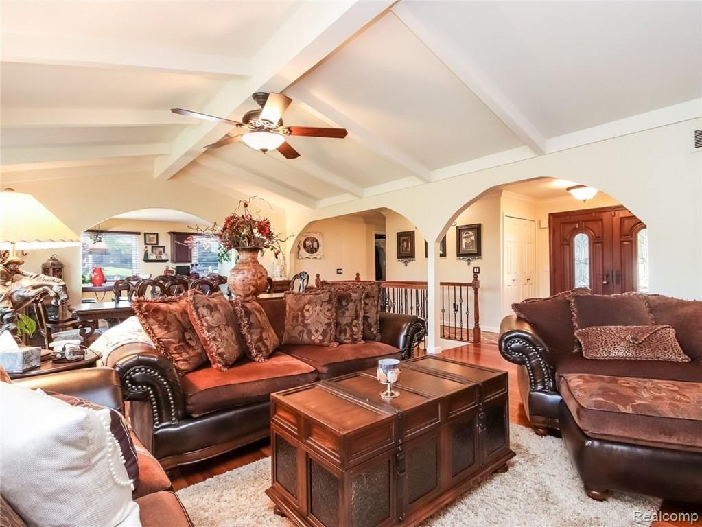 36837 Chesapeake Road Farmington Hills, MI 48335 - Photo 5 of 35