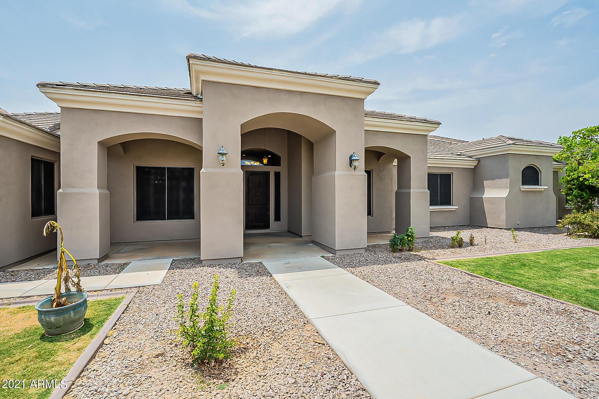 2789 East Ridgewood Lane Gilbert, AZ 85298 - Photo 3 of 60 a front view of a house with garden