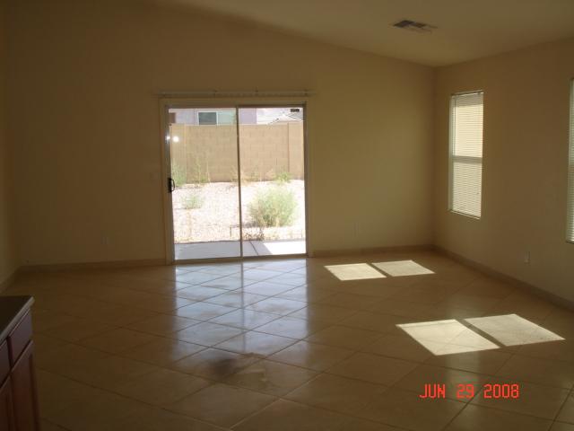 2031 West Carson Road Phoenix, AZ 85041 - Photo 3 of 6 great room