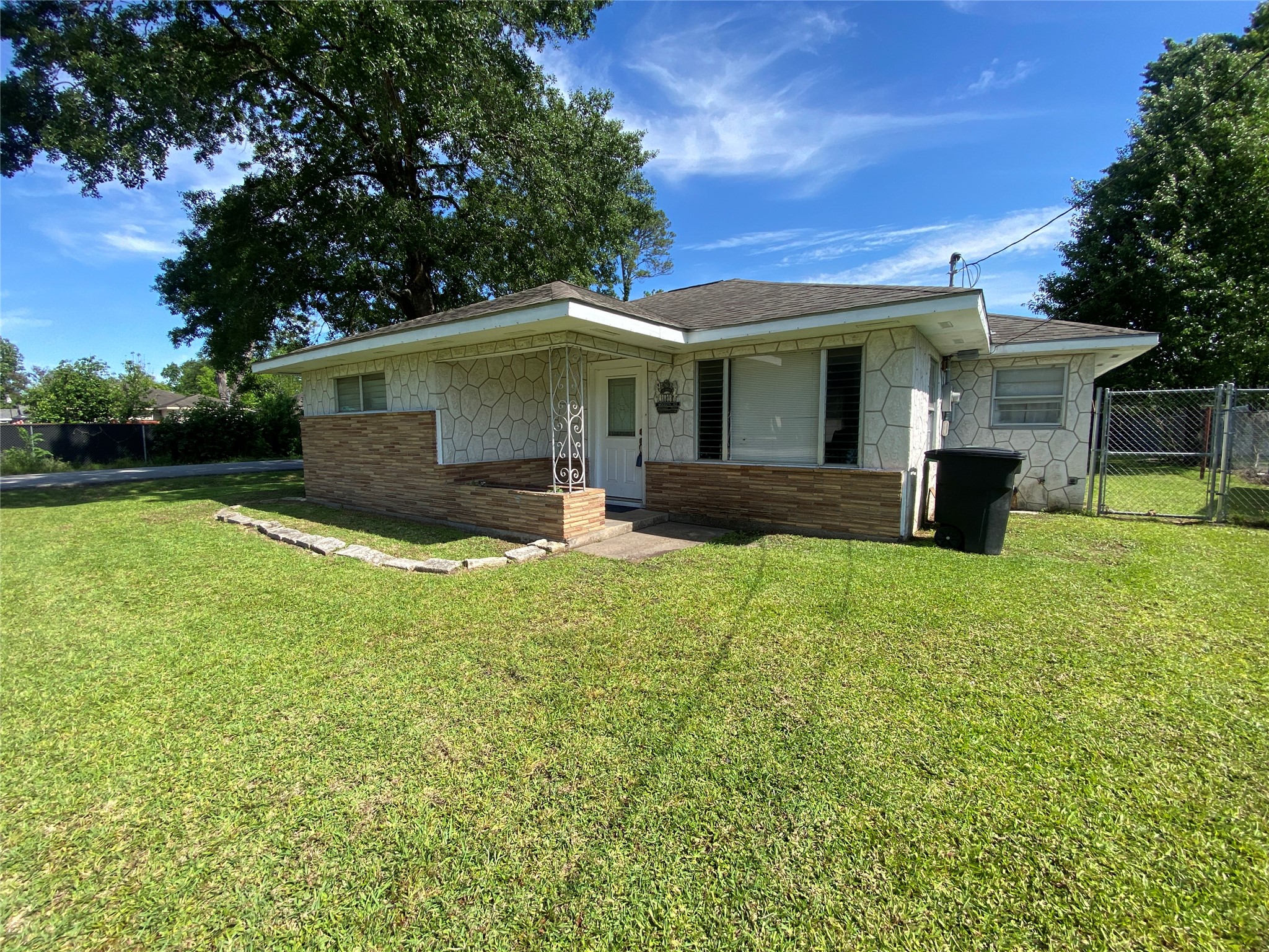 8038 Woodlyn Road Houston, TX 77028 - Photo 3 of 14