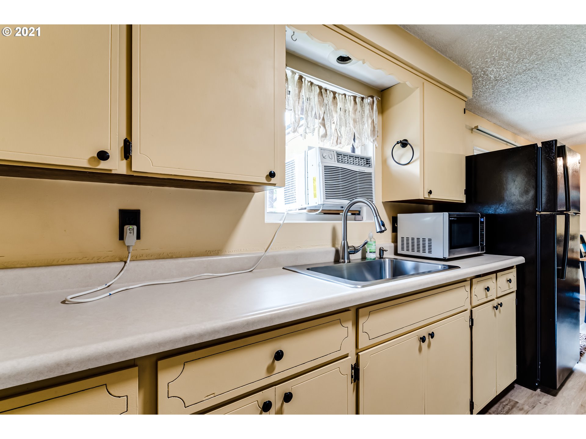 144 V Street Springfield, OR 97477 - Photo 8 of 26
