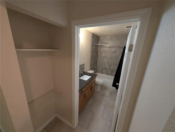 a view of yard with green space