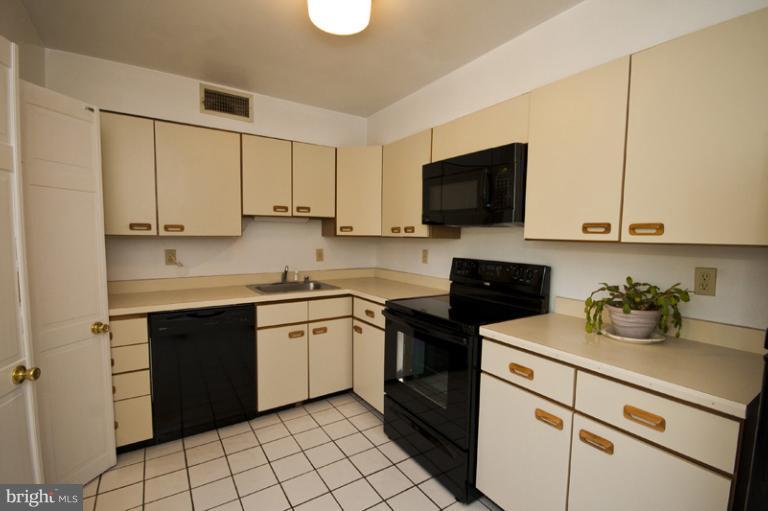 2901 Fallstaff Road, Unit 307 Baltimore, MD 21209 - Photo 2 of 13 Kitchen