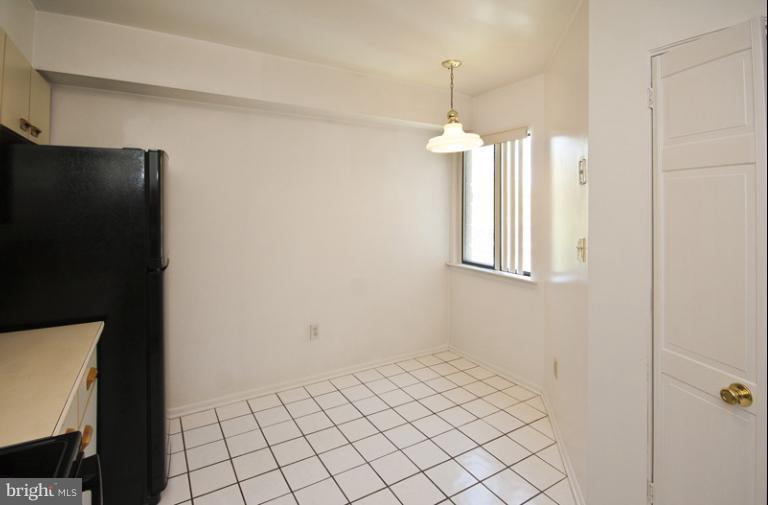 2901 Fallstaff Road, Unit 307 Baltimore, MD 21209 - Photo 4 of 13 Kitchen