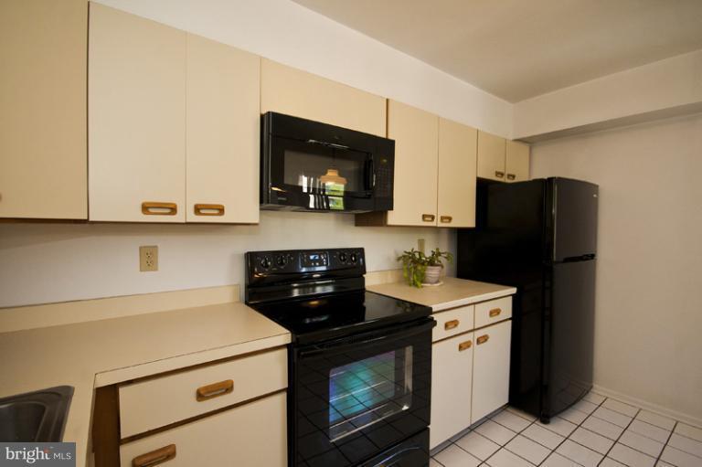 2901 Fallstaff Road, Unit 307 Baltimore, MD 21209 - Photo 8 of 13 Kitchen