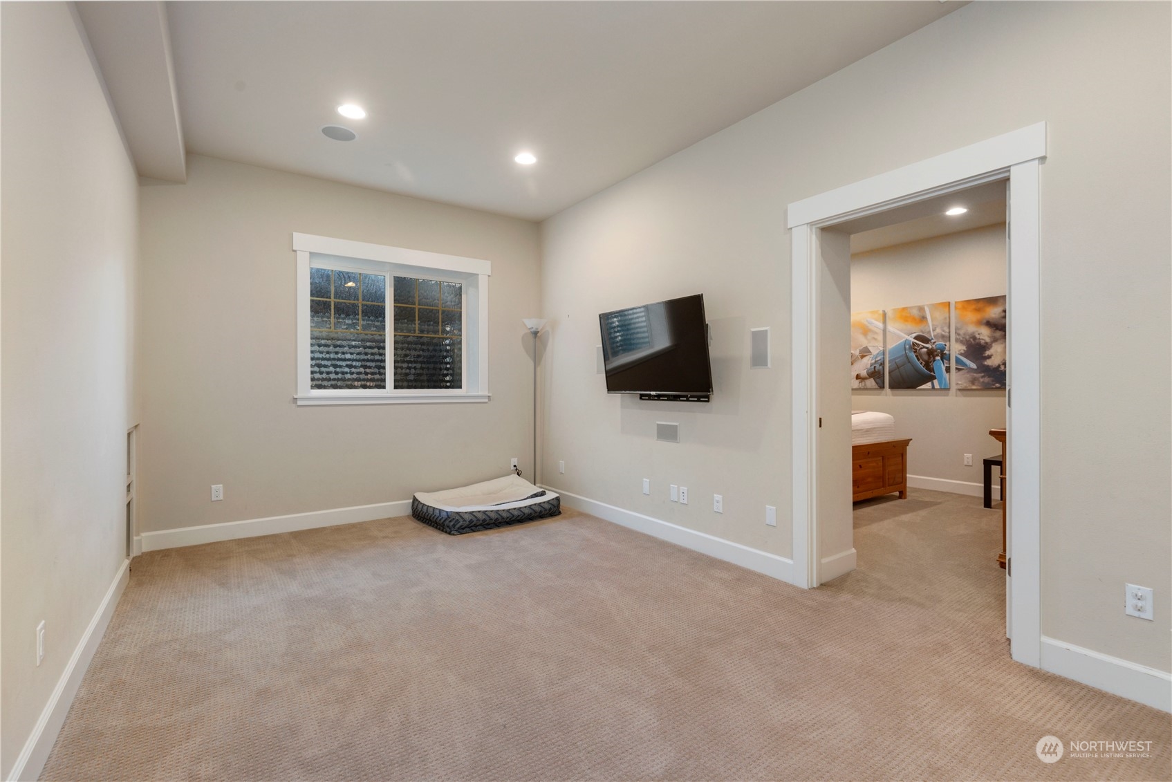 3318 Lake Washington Boulevard North Renton, WA 98056 - Photo 34 of 40 an empty room with furniture and a flat screen tv