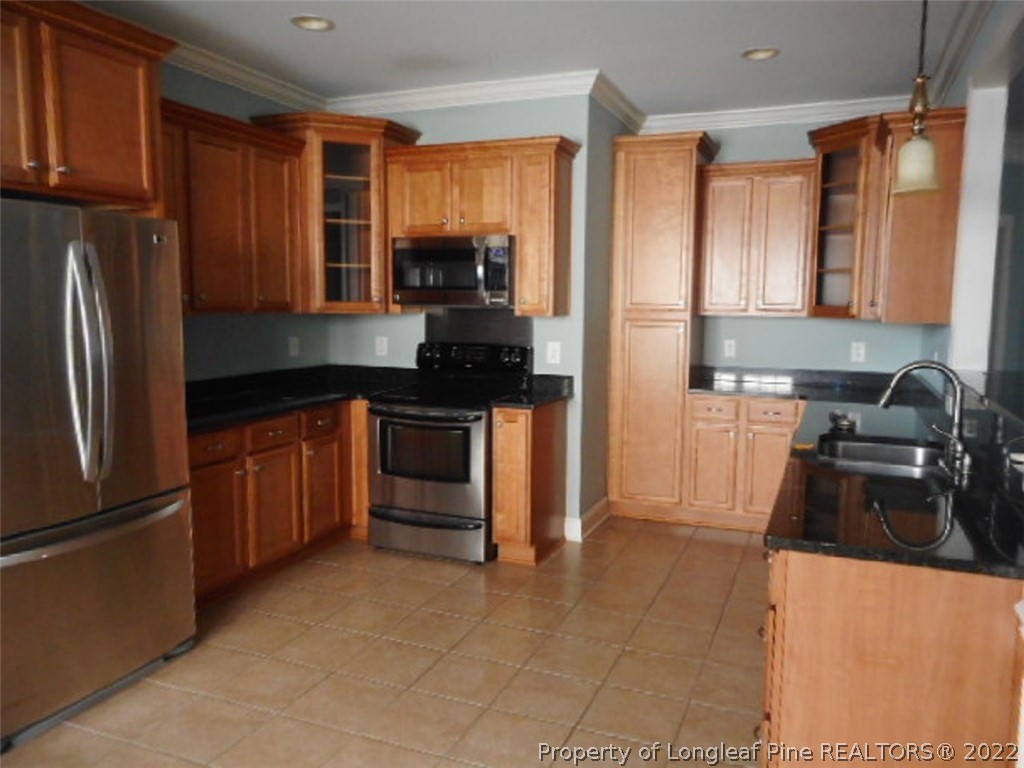 206 Blueridge Road Fayetteville, NC 28303 - Photo 3 of 16 a kitchen with granite countertop a refrigerator stove and sink