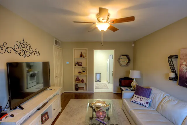 $1,200 | 845 Augusta Drive, Unit 29, Houston, TX 77057