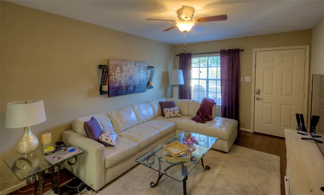 $1,200 | 845 Augusta Drive, Unit 29, Houston, TX 77057