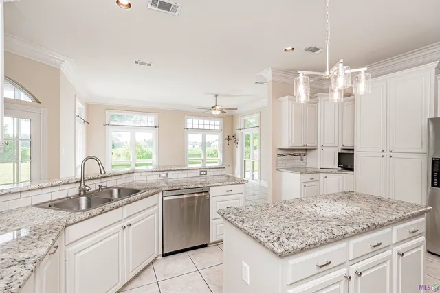 $449,999 | 40204 Pelican Point Parkway, Gonzales, LA 70737