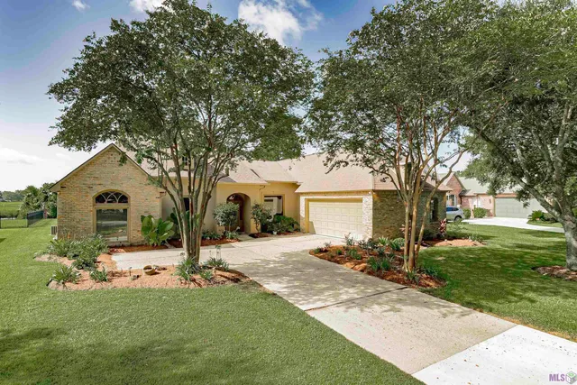 $449,999 | 40204 Pelican Point Parkway, Gonzales, LA 70737