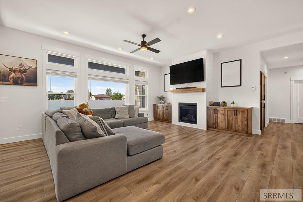 3042 Lin Road Idaho Falls, ID 83401 - Photo 7 of 68 Living Room