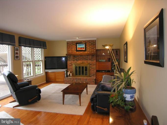 9028 Scott Street Springfield, VA 22153 - Photo 2 of 19 Family Room