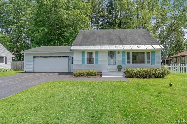$229,000 | 102 Juanita Drive, Salina, NY 13090