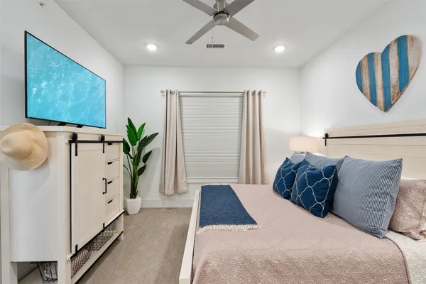 $595,000 | 199 Waterpoint Court, Unit 208, Conroe, TX 77304