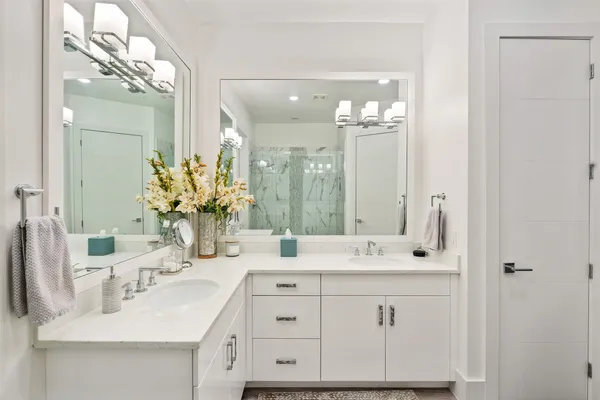 $595,000 | 199 Waterpoint Court, Unit 208, Conroe, TX 77304