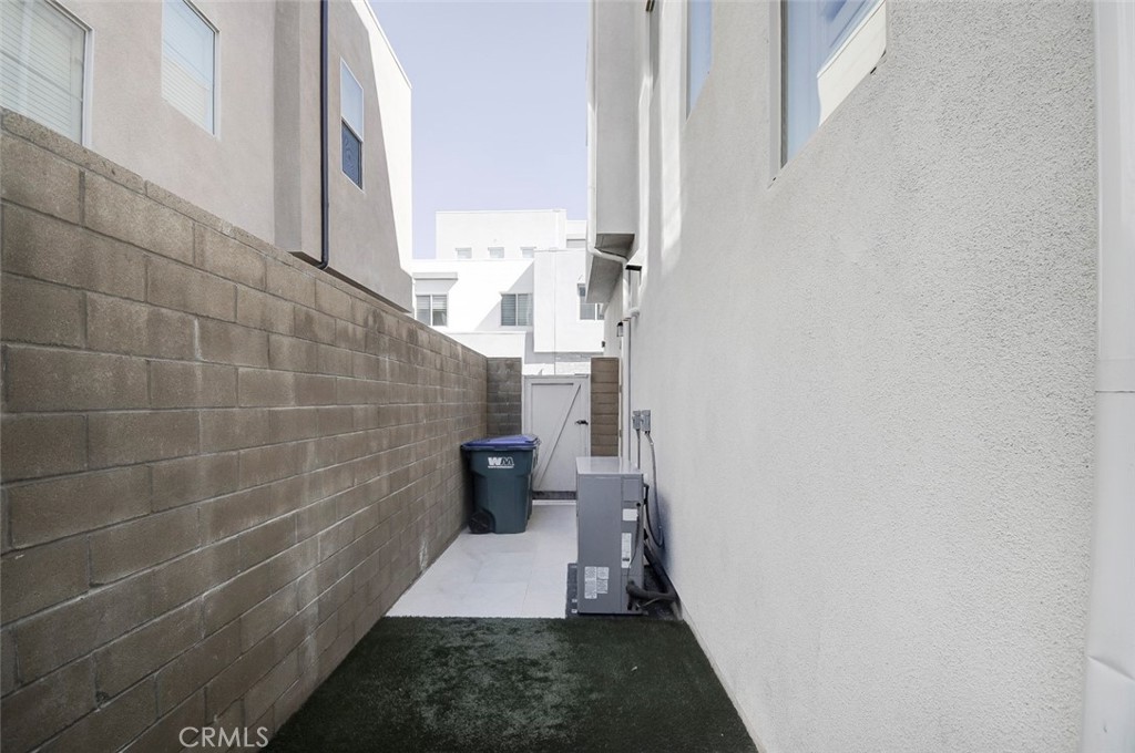 148 Spectacle Irvine, CA 92618 - Photo 14 of 47 a view of a bathroom