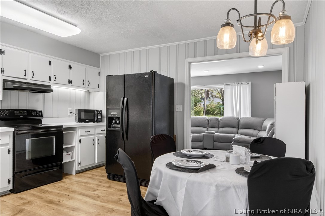 15 Robin Road New Albany, IN 47150 - Photo 12 of 49 Large eat-in kitchen