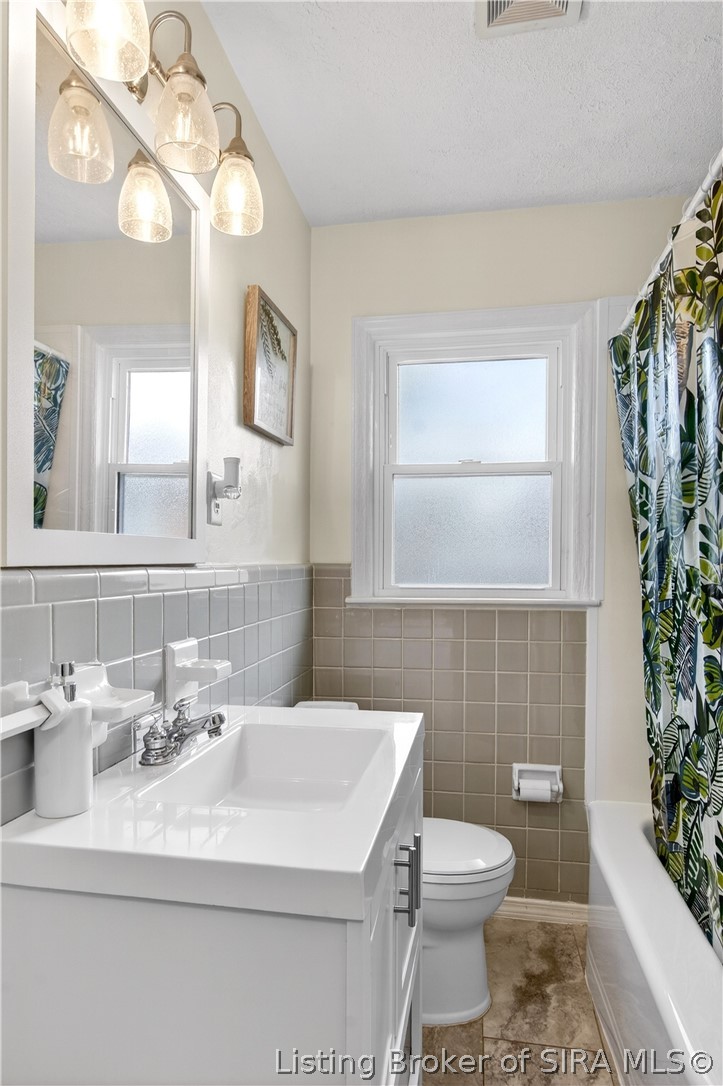 15 Robin Road New Albany, IN 47150 - Photo 24 of 49 Full Bath in front of house