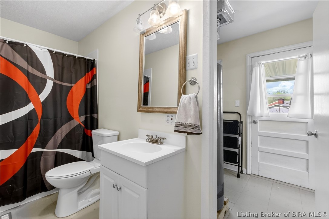 15 Robin Road New Albany, IN 47150 - Photo 36 of 49 Full bath in back section