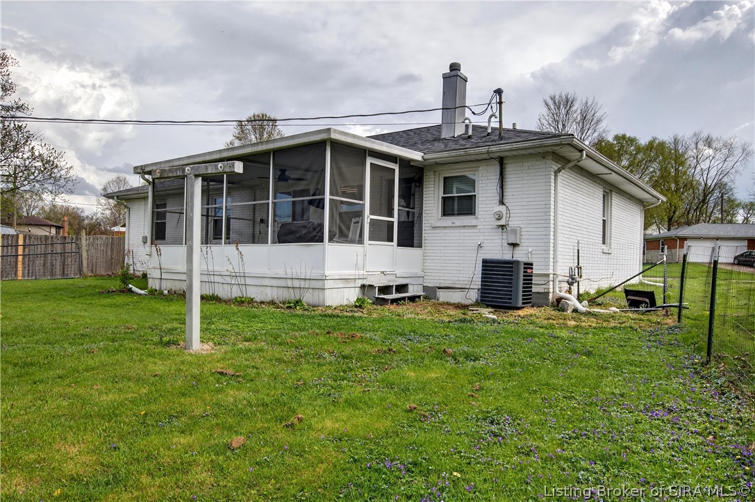 15 Robin Road New Albany, IN 47150 - Photo 45 of 49 Fenced yard