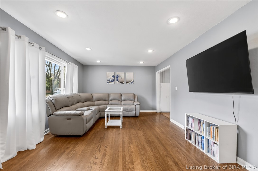 15 Robin Road New Albany, IN 47150 - Photo 9 of 49 Plenty of space for furniture