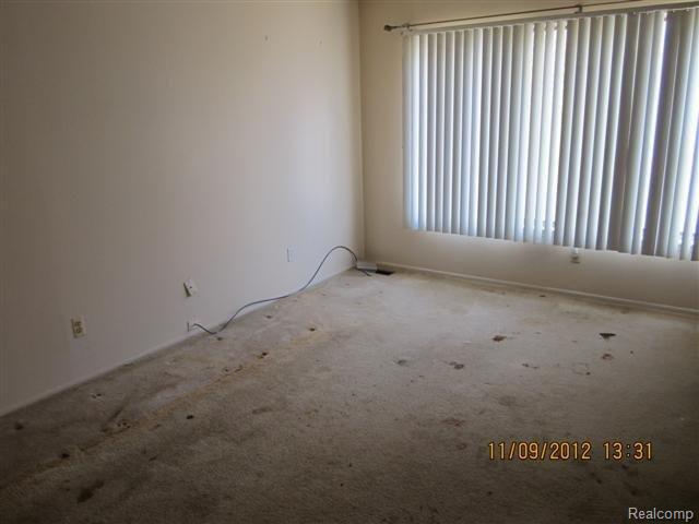 25671 Lahser Road Southfield, MI 48033 - Photo 3 of 6 livingRm.jpg