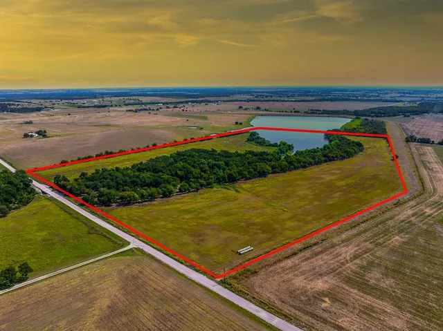 a view of an outdoor space