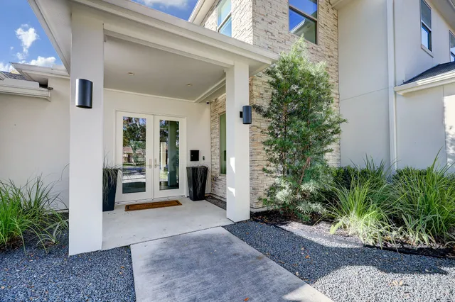 a view of a house with porch and garden