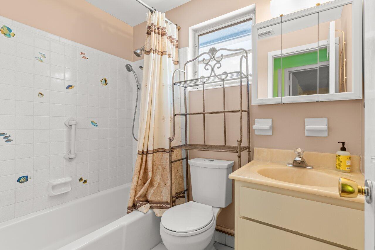 7 Willow Road Tequesta, FL 33469 - Photo 18 of 37 017-7WillowRoad-Jupiter-FL-33469-SMALL