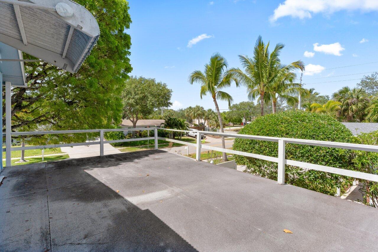7 Willow Road Tequesta, FL 33469 - Photo 19 of 37 020-7WillowRoad-Jupiter-FL-33469-SMALL