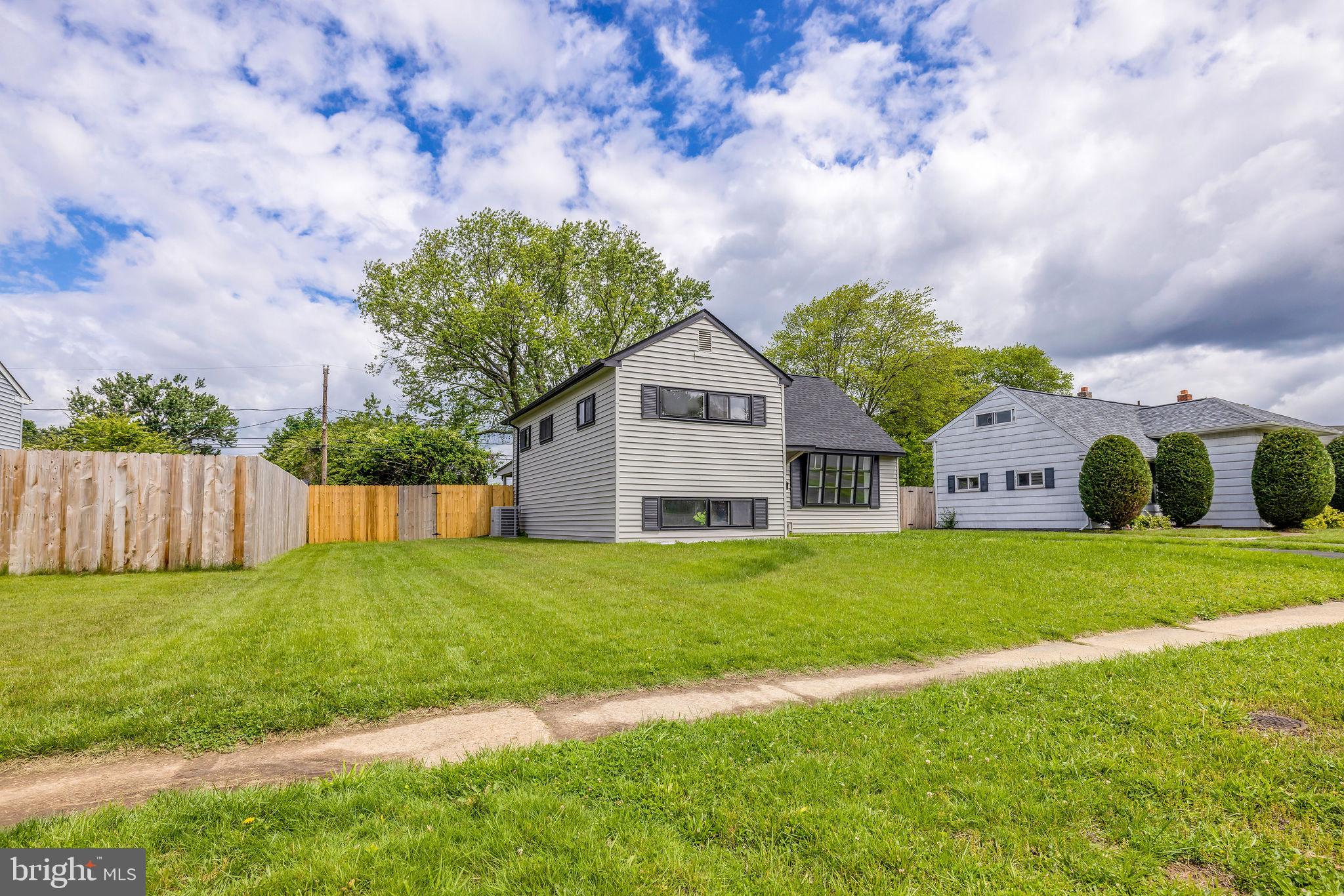 136 Brookside Boulevard Newark, DE 19713 - Photo 26 of 31 a front view of a house with garden