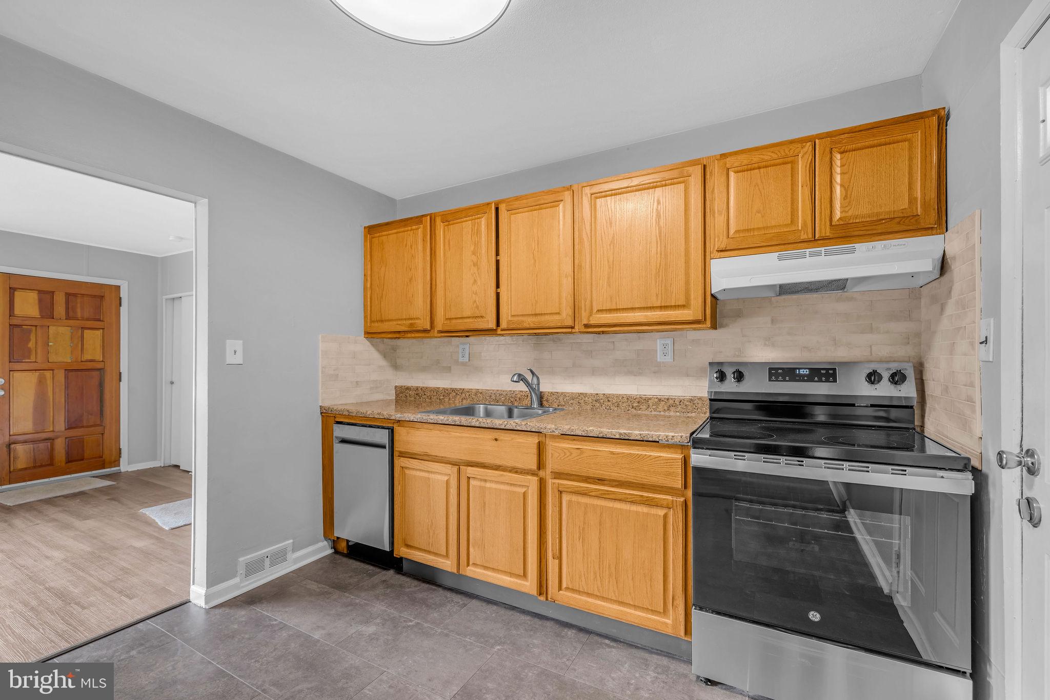 136 Brookside Boulevard Newark, DE 19713 - Photo 7 of 31 a kitchen with stainless steel appliances granite countertop a stove and a sink