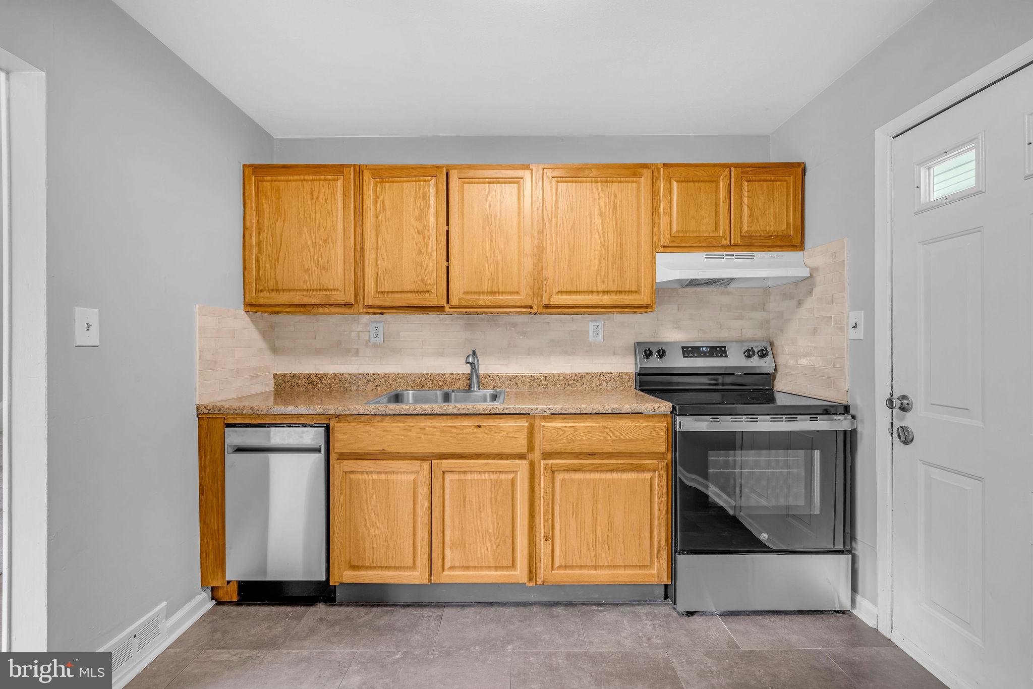 136 Brookside Boulevard Newark, DE 19713 - Photo 8 of 31 a kitchen with stainless steel appliances a stove a sink and a white cabinets