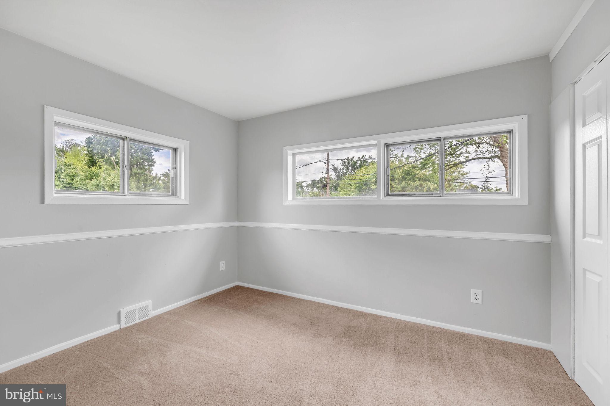 136 Brookside Boulevard Newark, DE 19713 - Photo 10 of 31 an empty room with windows