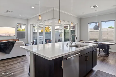 $799,900 | 1555 East Ocotillo Road, Unit 16, Phoenix, AZ 85014