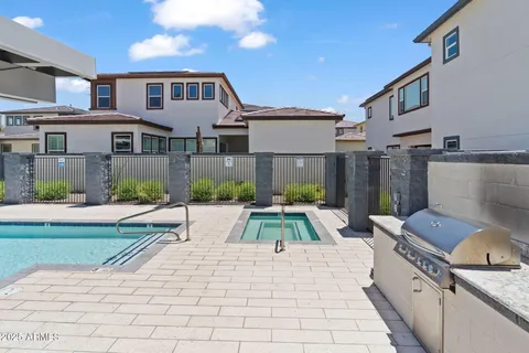 $799,900 | 1555 East Ocotillo Road, Unit 16, Phoenix, AZ 85014