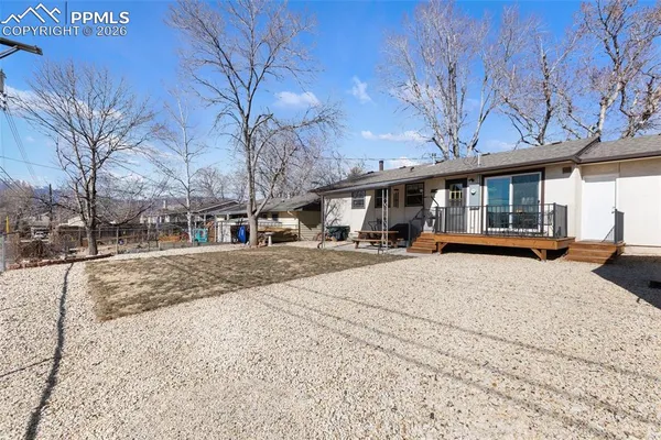 a view of a backyard