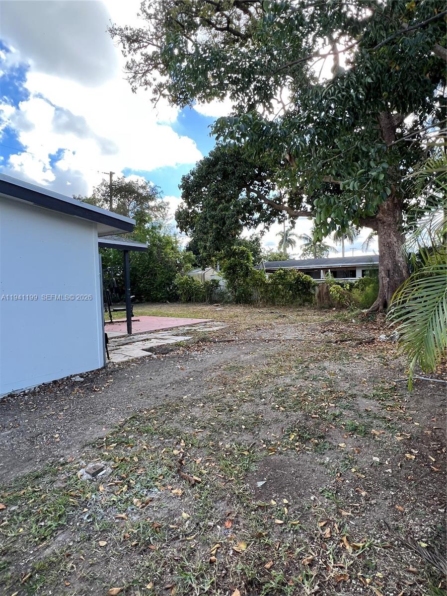15400 Southwest 295th Street Homestead, FL 33033 - Photo 7 of 38 a backyard of a house with lots of green space