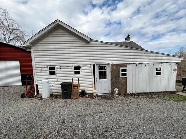 a view of a house with backyard