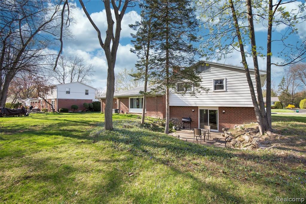 32339 Bonnet Hill Road Farmington Hills, MI 48334 - Photo 3 of 28