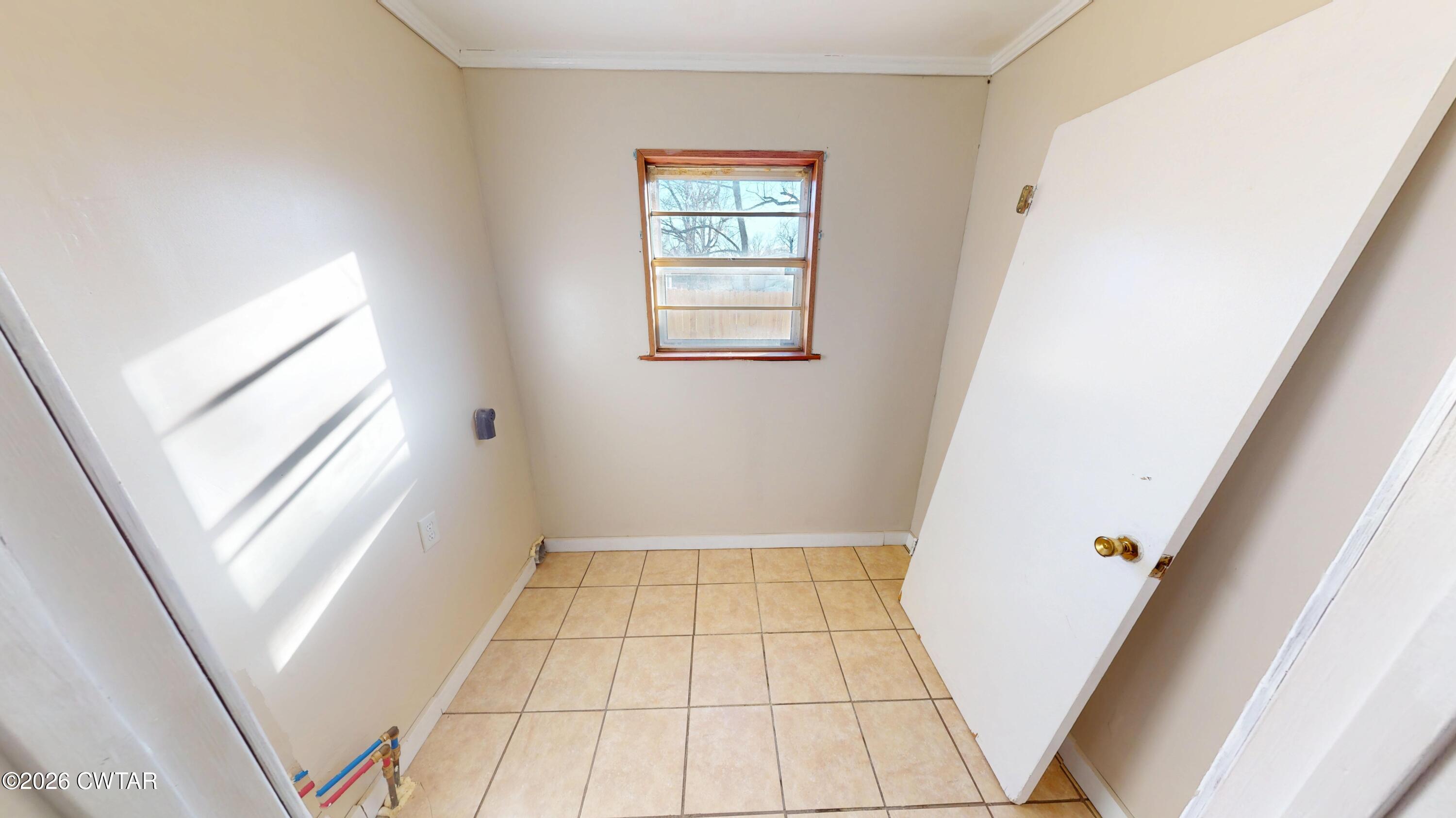 322 Jones Street Newbern, TN 38059 - Photo 9 of 22 a view of an entryway with a window