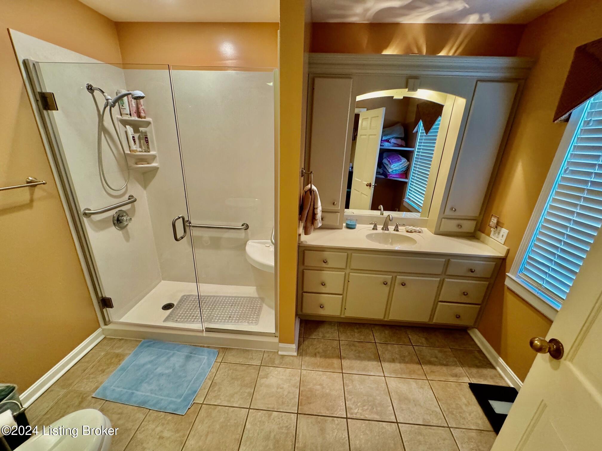 608 Lincoln Park Road Springfield, KY 40069 - Photo 13 of 32 013_Primary Bathroom