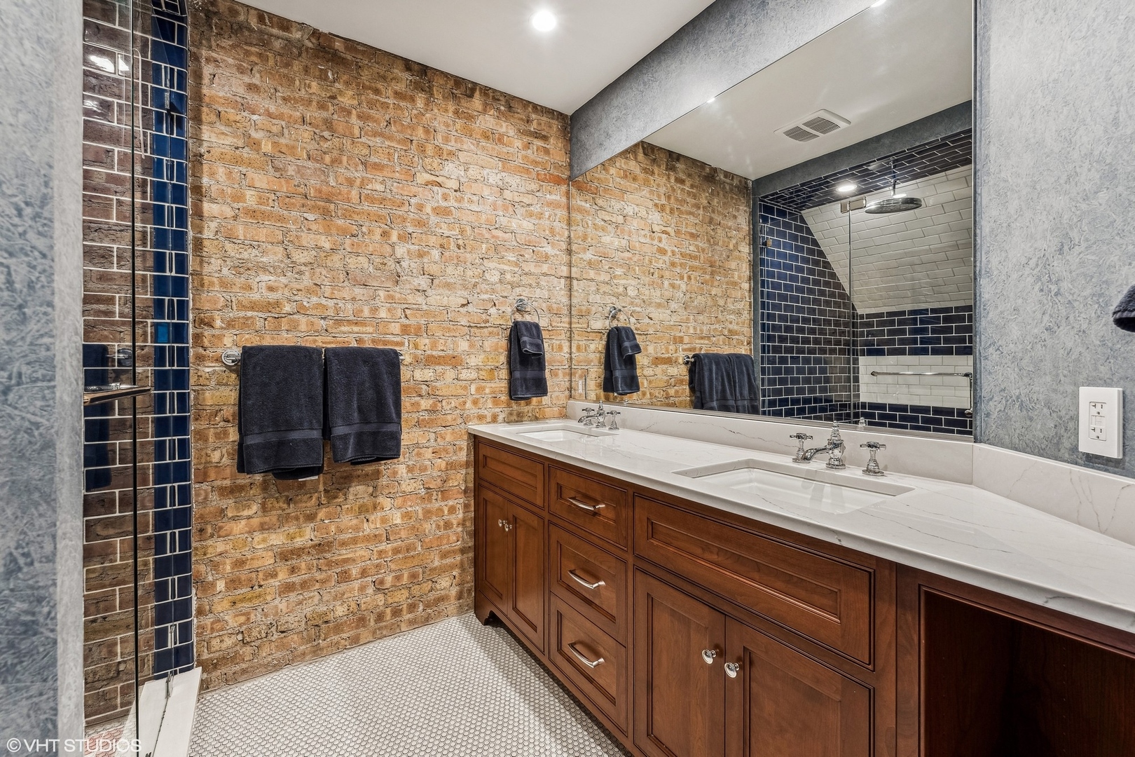 875 Country Club Road St. Charles, IL 60174 - Photo 75 of 96 a bathroom with a sink and a mirror