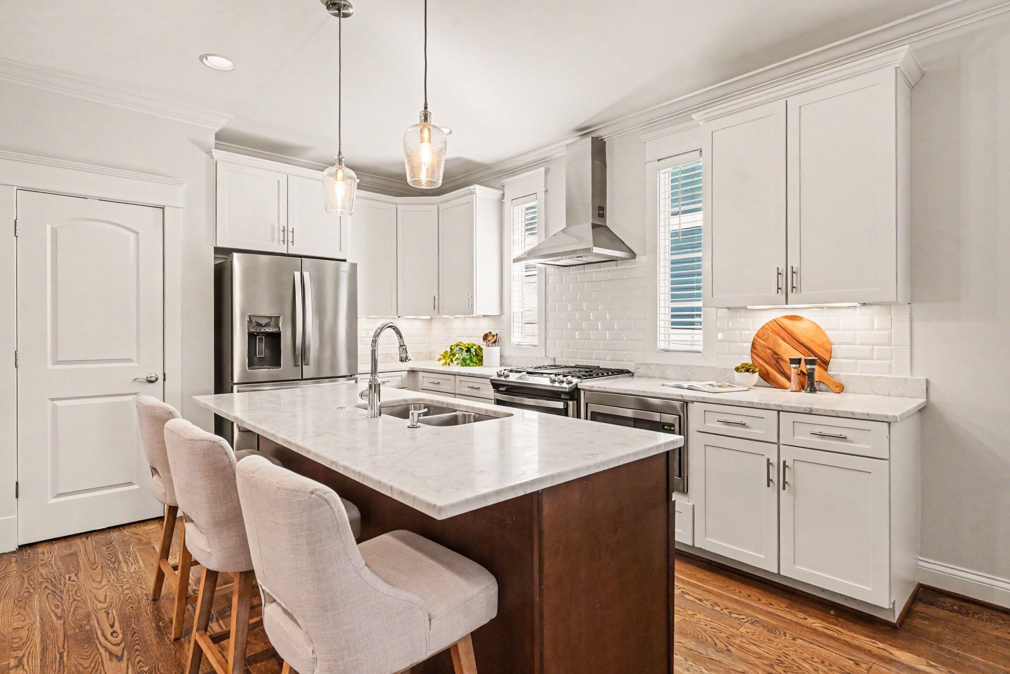 1815 A Shackleford Road Nashville, TN 37215 - Photo 10 of 39 a kitchen with a dining table chairs refrigerator and microwave