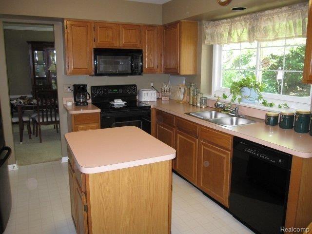 2326 Pleasant View Drive Rochester, MI 48306 - Photo 2 of 25 Spacious Oak Kitchen